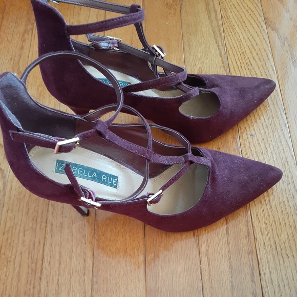 **SOLD 🎉🥳🎊Burgundy Suede-Like Strappy Sandals - Picture 2 of 4